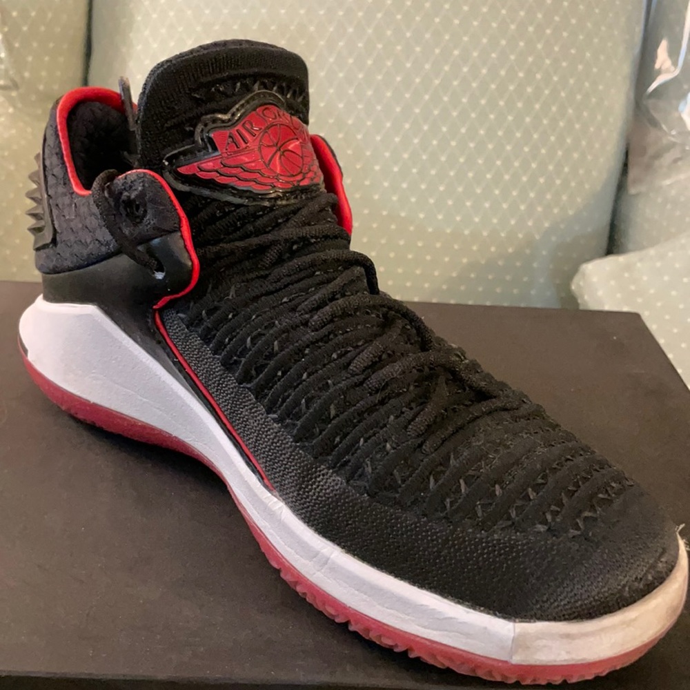 Air Jordan XXXII Low / Size 7 / Black / Red-white